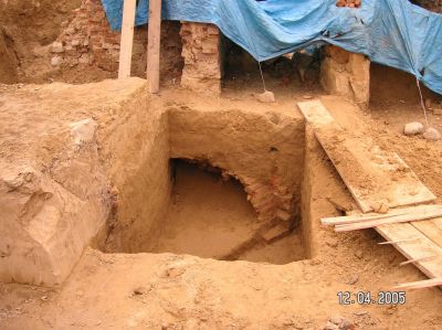 Odkryte w pierzei zachodniej fragmenty piwnic i sklepień będące pozostałościami zabudowy wyburzonej przez Niemc&oacute;w podczas II wojny światowej. Fotografia ze zbior&oacute;w Biura Miejskiego Konserwatora Zabytk&oacute;w UM Rzeszowa